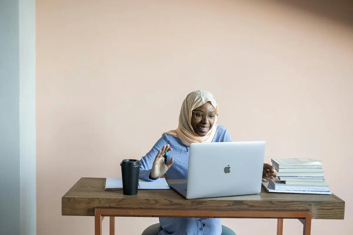 Une soeur travaille sur son ordinateur portable